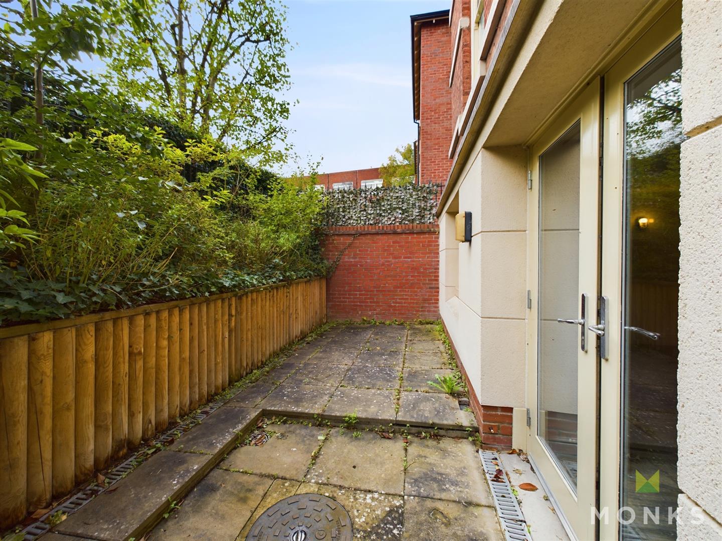 Flat 2, 158 The Monklands, Shrewsbury, SY2 6AP For Sale